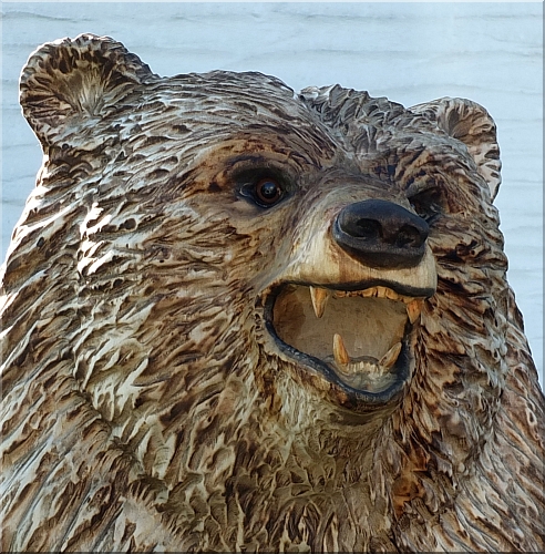 grizzly bär holzwerker jochen adam schnitzen mit der motorsäge